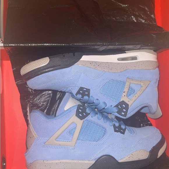 Jordan Air 4 Retro GS - University Blue and Black Sneakers - Picture 2 of 4